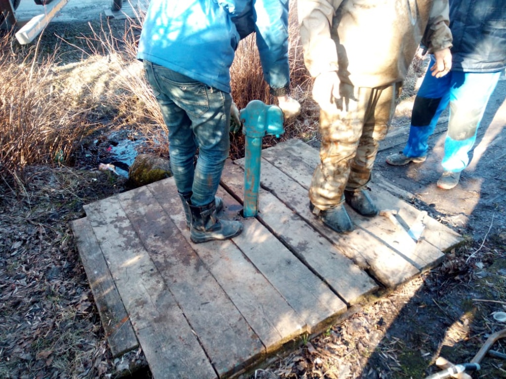 «Леноблводоканал» отремонтировал водораспределительную колонку в Волхове