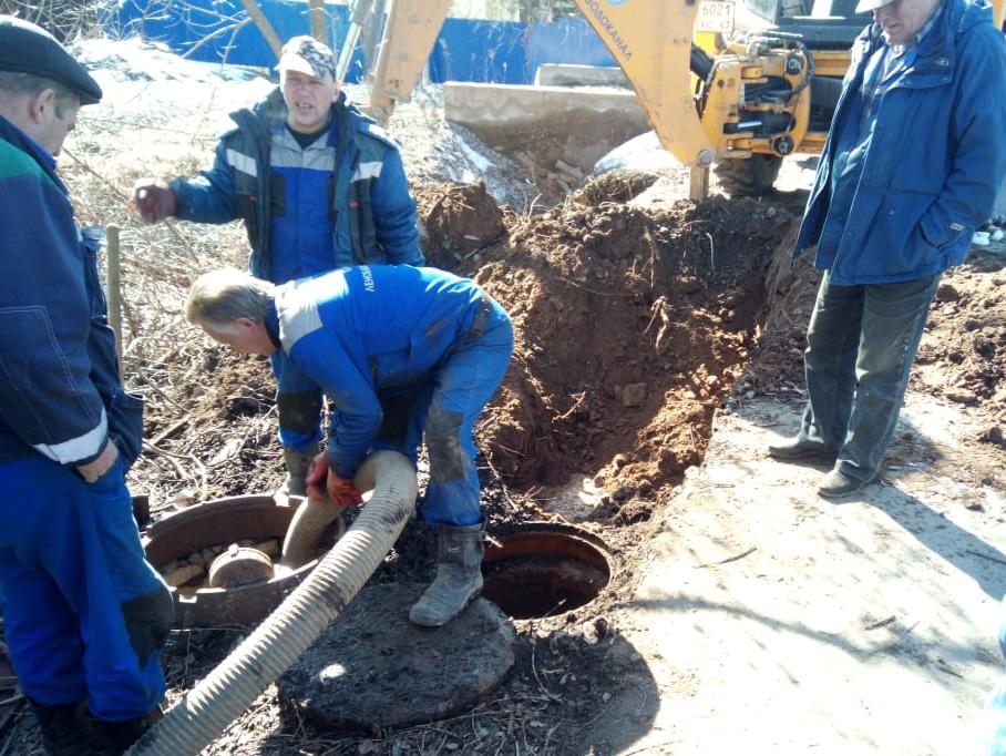 Аварийная бригада «Леноблводоканала» установила ремонтный хомут на трубопроводе в деревне Хвалово