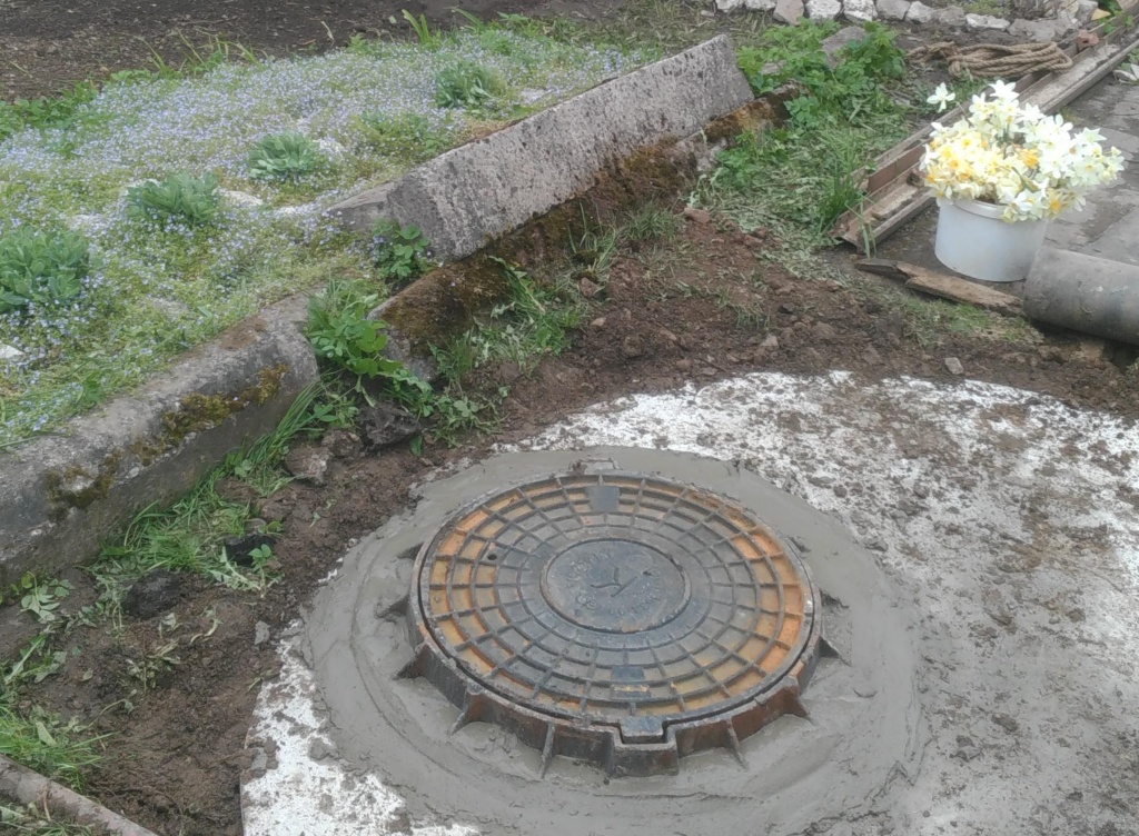 Работники «Леноблводоканала» ремонтируют водопроводные колодцы в Сланцах
