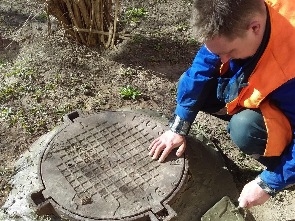 Работники «Леноблводоканала» отремонтировали канализационные колодцы в Сланцах 