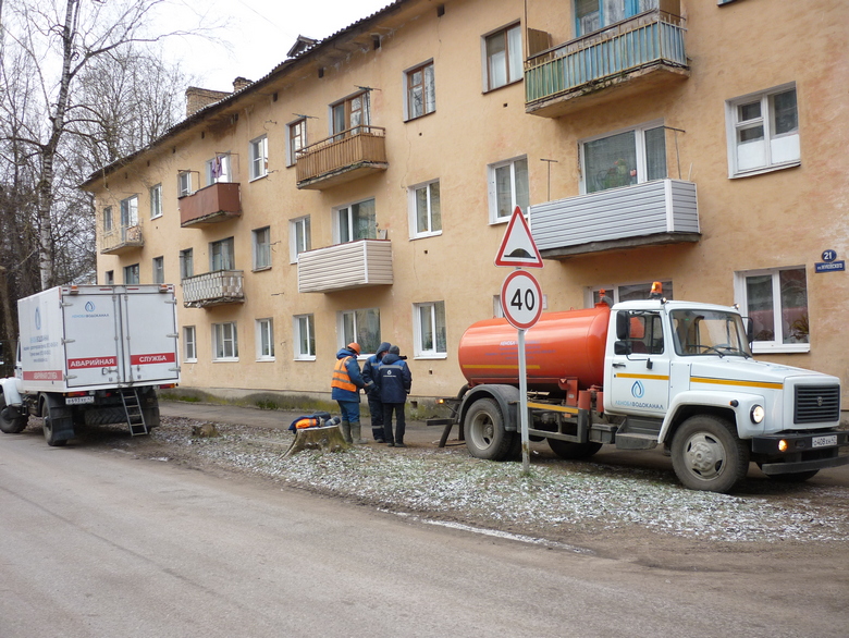 В Сланцах отремонтировали водопроводный колодец и трубопровод