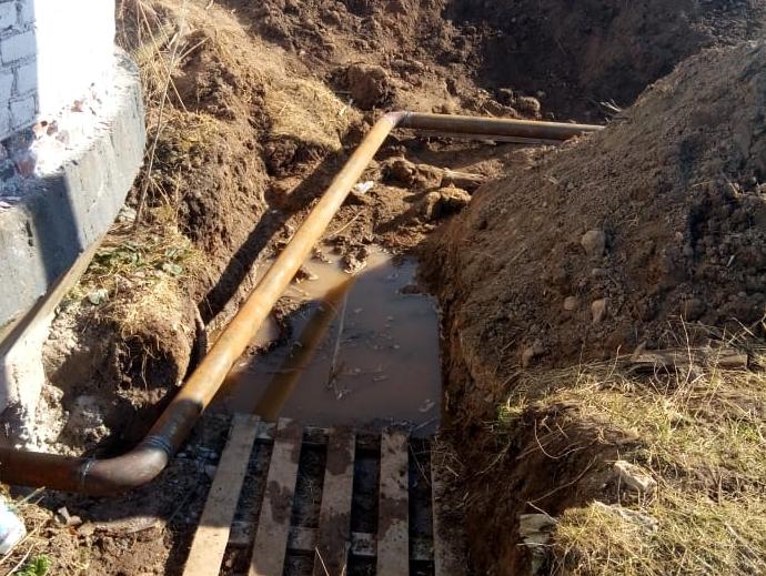 Работники «Леноблводоканала» заменили участок трубопровода в деревне Хвалово