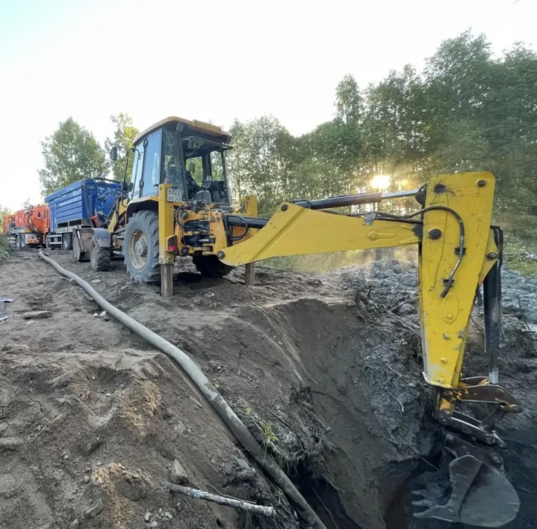 Леноблводоканал построил более 50 метров дороги по болоту для ликвидации аварии в Выборгском районе